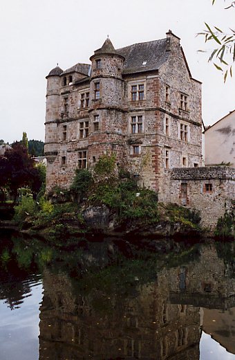 http://www.gitedecombes.fr/wp-content/uploads/espalaisvieux.jpg